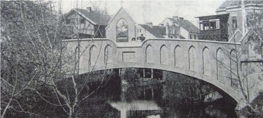 View of the Nicolaus Copernicus Bridge in Lidzbark WarmiĆski around 1920, with the chapel-like element and Copernicus relief in the balustrade.